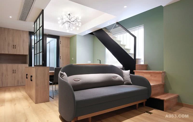 客厅餐厅采用大面积的木质元素搭配灰色质感沙发，温馨，简约大气。