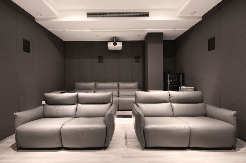 超豪华的炫酷影院，特别精选的灰色质感舒适沙发，大面积的木饰面软包造型很好的形成隔音效果，可以很好的体验超强影院音响效果。