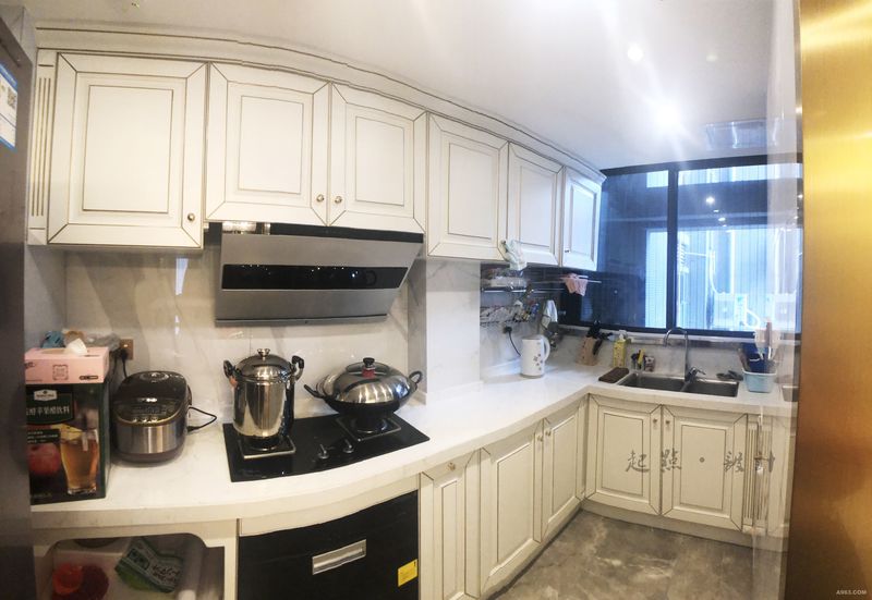 厨房整体以白+灰为主色调
金色的橱柜面板描边
增加了一丝精致的质感