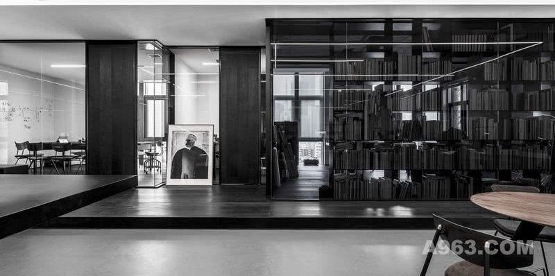 黑白调的纯粹办公场所开敞且无距离感，the open and flexible working space with a palette of black and white