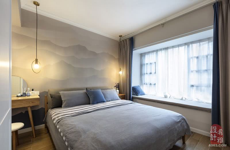 主卧室主色调为蓝色+灰色，床头背景是水墨山水的手绘墙纸，让人置身于大自然的怀抱中。
