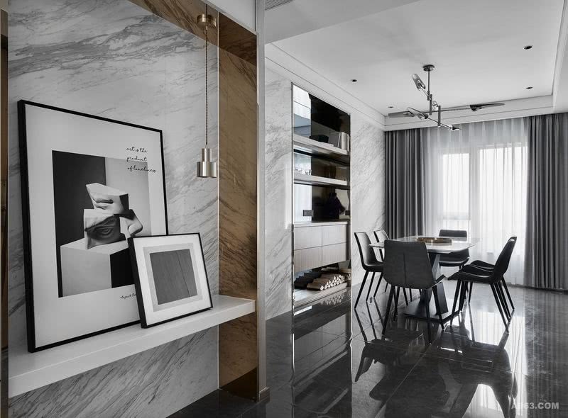 原始玄关的尺度并不合理，因此设计师在规划空间时结合客厅、餐厅、玄关之间的空间关系，使三者在尺度上达到平衡。