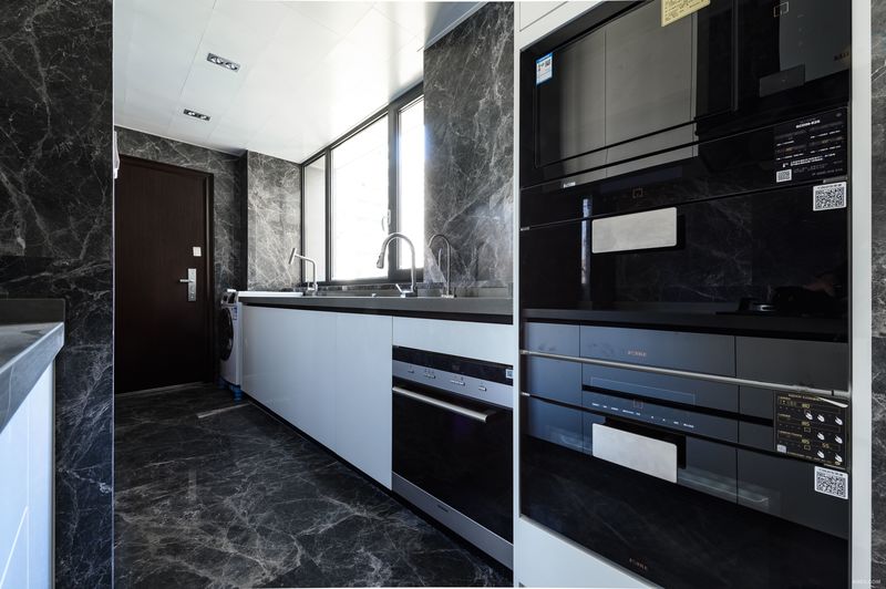 厨房的高柜配合嵌入式蒸箱与烤箱，深度与操作台同宽的60厘米。
