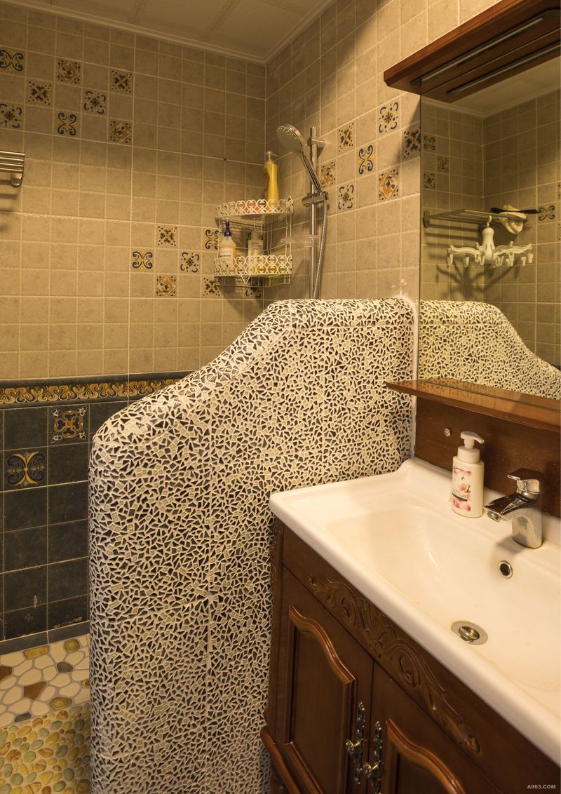 用心的设计，小小浴室也可以有超级棒的星级体验。