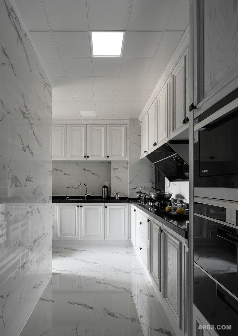 厨房通过局部的改动，空间变大了，光线上也更好了。整体的白砖加上白色橱柜，看起来整洁明亮，提升了不少颜值。