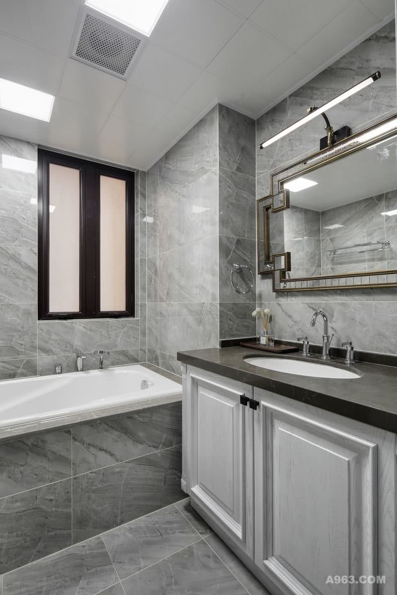 卫生间整体铺了灰色全抛釉瓷砖，简单干净，挂镜为空间增添了一份灵动感。