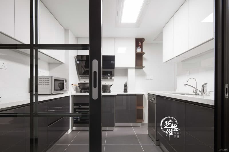 厨房橱柜用色前卫时尚，亮白与黑色对比强烈，整体设计用色黑白灰三色配搭事宜。
