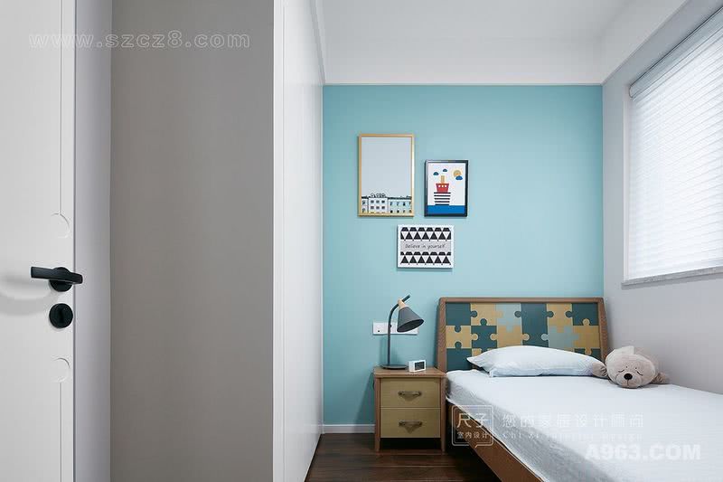 小孩房利用墙漆颜色，激活了整体简洁的空间；拼图状的床头，让空间变得童趣十足。