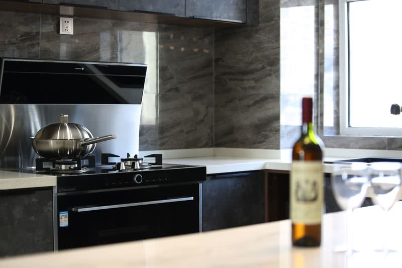 厨房橱柜采用   大理石打造，搭配出一个实用、安静又不失现代感的烹饪空间。
