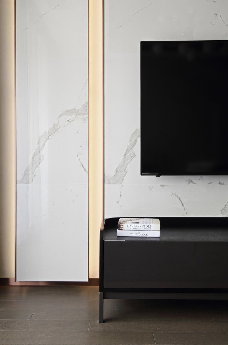 优雅别致的电视柜，配合着白色的背景墙，使空间更显气质，更加夺人眼球。