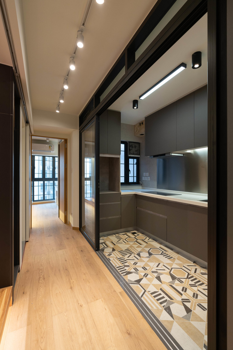 A large glass sliding door in the kitchen so as to increase the shared space when it is fully opened.
