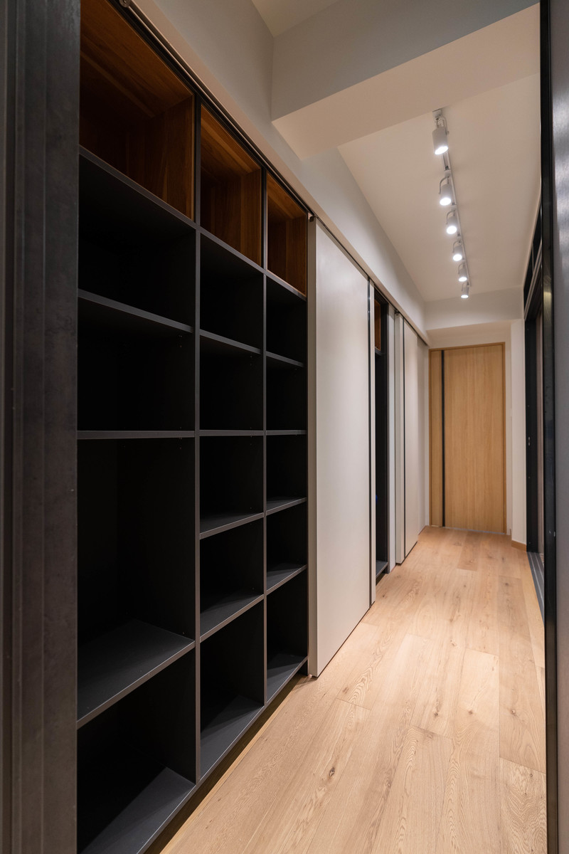 Part of the furniture is designed as double-sided use in the corridor in order to enhance storage space.
