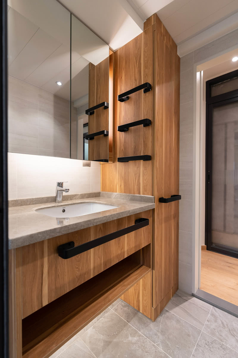 The bathroom is designed as dry-and-wet-separation, there are high cabinets to separate clothing and also can maintain the hygiene of the environment.