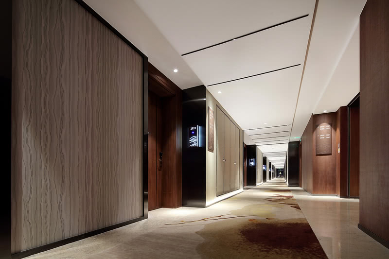 客房廊道 彷佛泼墨画的地毯,以现代手法勾勒的空间