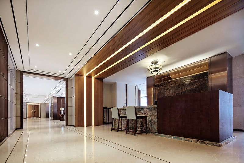 一号套房BAR 休息区 现代的手法结合空间的轮廓,温润的木色增加空间的温度