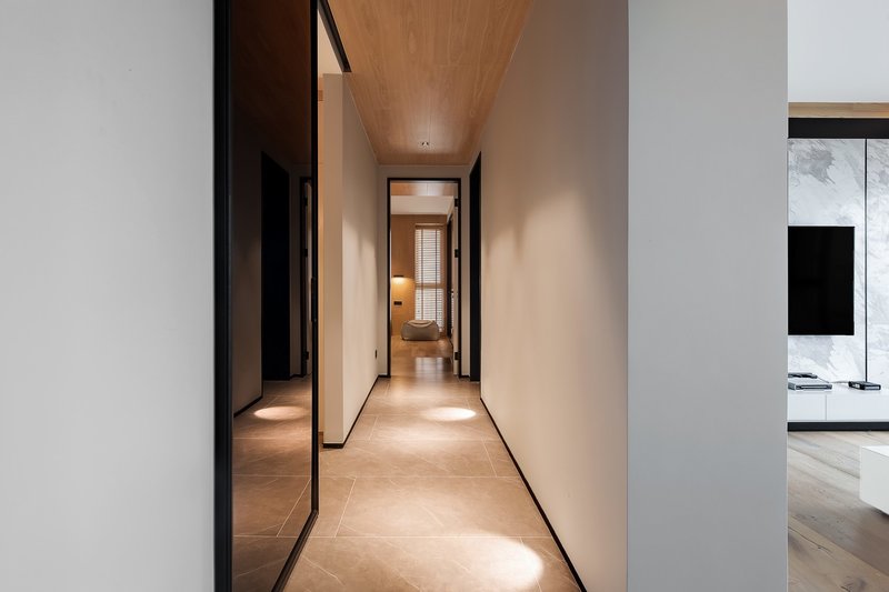 走廊是将所有空间串联在一起的重要通道，设计在毫无保留的在光影的渲染下，以落落大方的姿态阐释和谐。