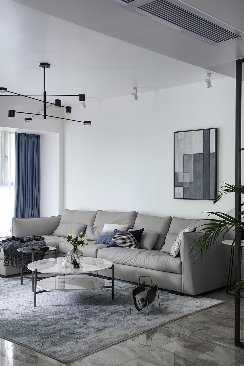 沙发造型简洁大方，皮质柔软细腻，颜色与面料的完美融合也使之更符合主流审美，给整个客厅空间注入了些许静谧与雅致。搭配黑白组合式的大理石茶几，更显时尚及品位。