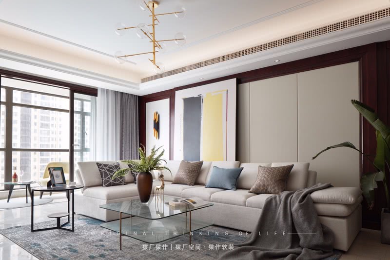 客厅以蓝灰色系和米色系为主，色彩饱和度较低的主色调柔和地融入红木基底中，高级灰的处理提升了空间的现代感与质感。
