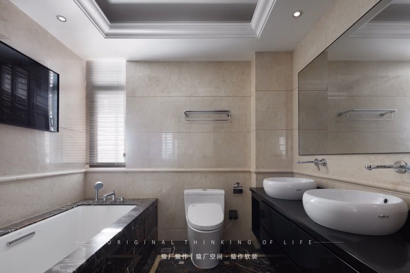 原本的浴室柜是金色粗框奢华风，与地面花色大理石融为一体，视觉上十分混乱。我们改造成黑色简约浴室柜，在视觉上形成鲜明对比，使整个卫生间现代感十足。
