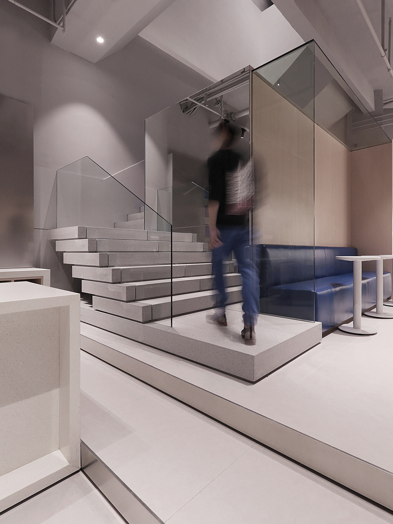 楼梯位置处于空间中央区域，丰富的叠砌形式使其即是功能也是一处装饰