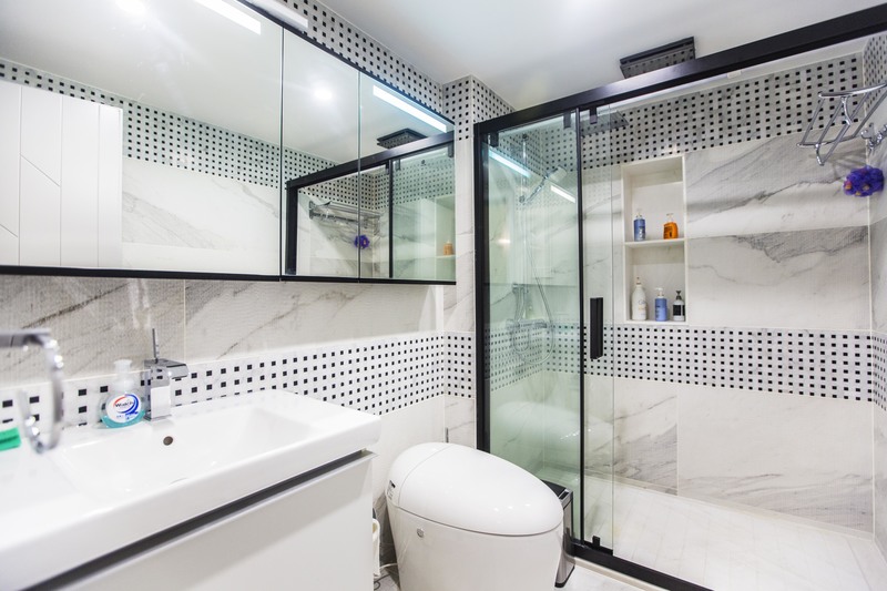 卫生间水波纹的设计符合清净的状态。墙壁内嵌置物台，增加了洗澡间活动的空间。
