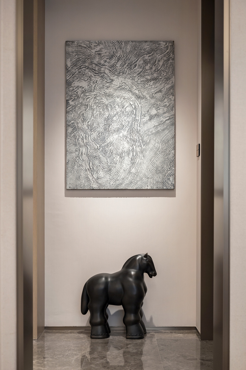 入户玄关处由一座憨憨敦实的马，艺术品《希望鸟》象征着“对前方的乐观态度的重要性”，欢迎您回家。