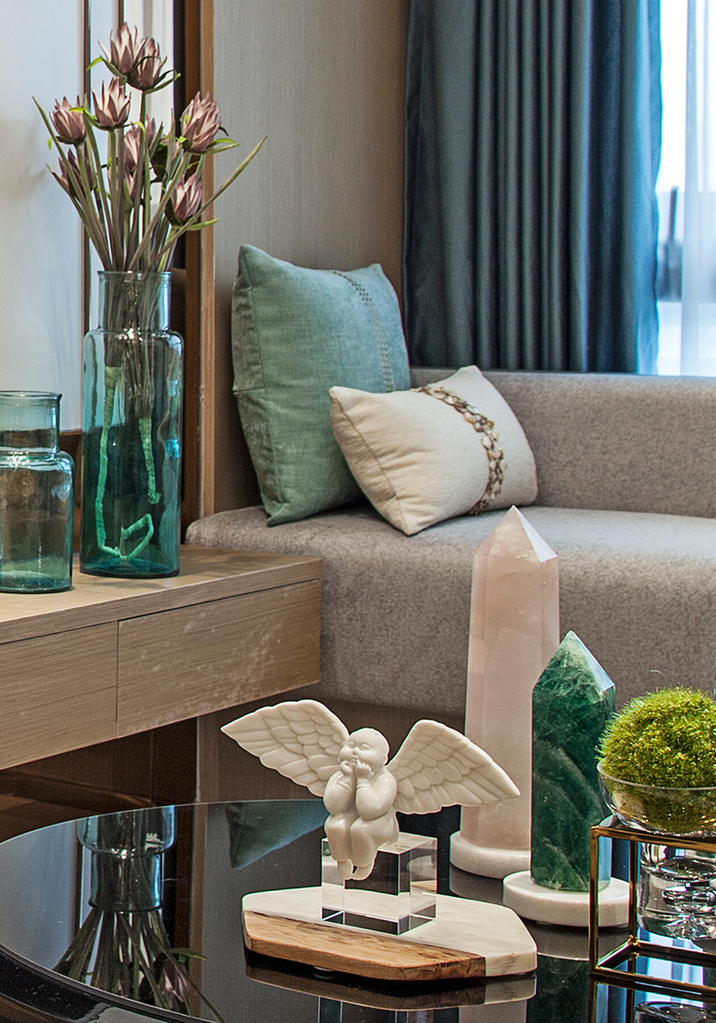 色调上以浅色系为主，搭配白色及绿色系，让空间具有了时尚；沙发简单的直线直角使的空间简洁流畅。