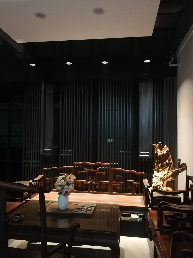 新中式铁艺屏风作为会客区背景，和红木家具组合