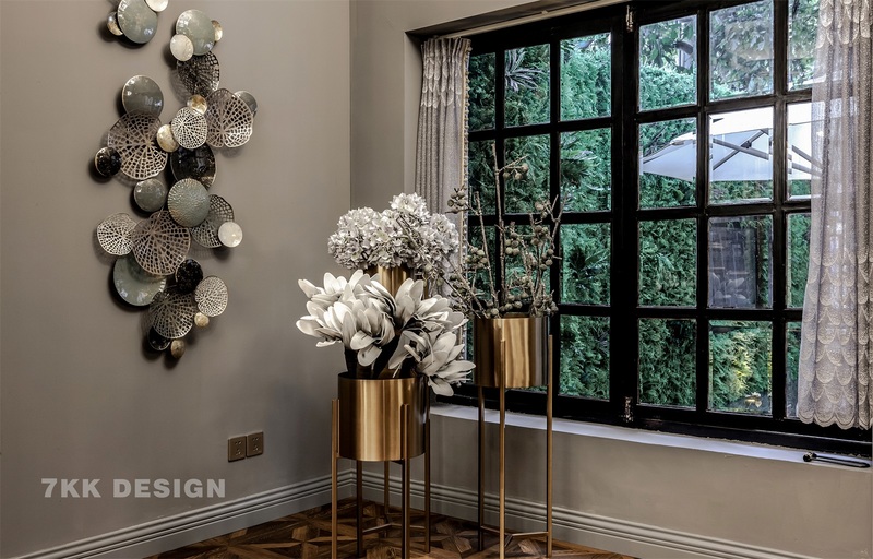 选择落地式的花器让植物在空间中的存在感更足了，黄铜质地带来的金属质感让人眼前一亮，放在大厅一角作点缀搭配墙面上独特的花艺造型，让进来的每位客人都能感受艺术与自然结合的浪漫氛围，为整个一楼带来与众不同的独特美感。