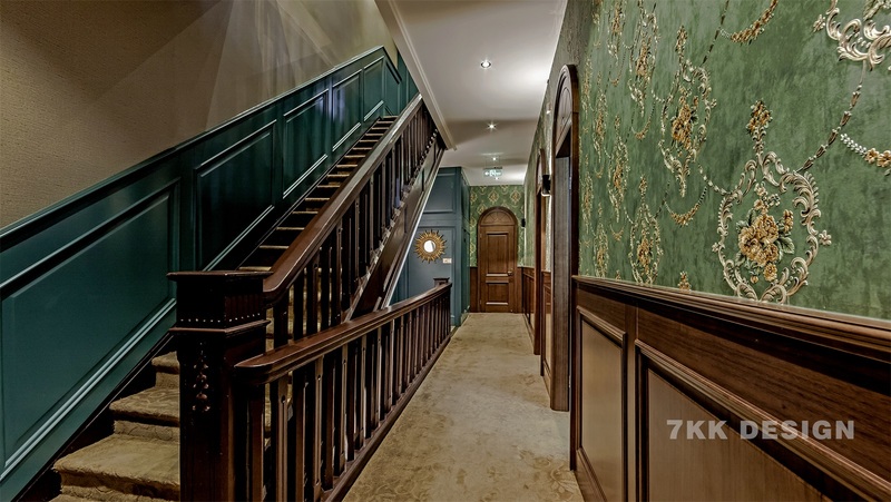 二楼走廊空间楼梯扶手和墙面木饰面及门的选材色调厚重，加上经典花纹壁纸的拼接，充斥着浓郁的中国古典风情，清新典雅。