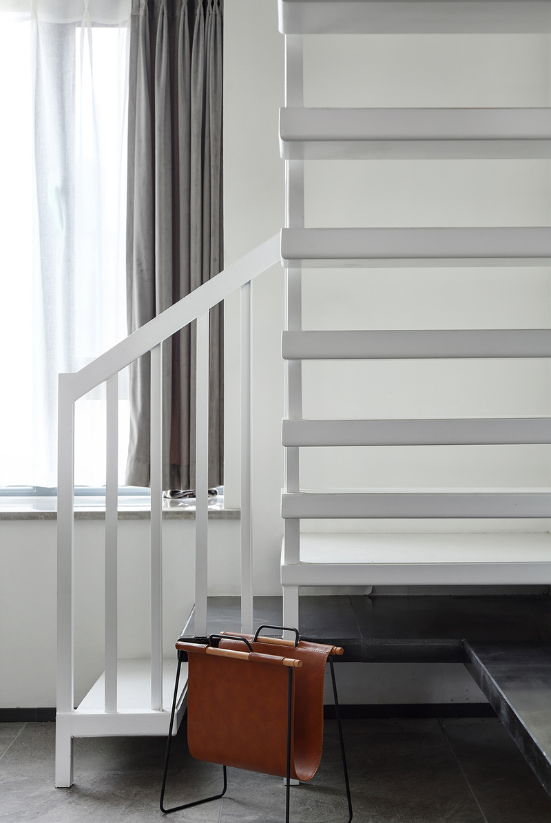 ▲纯净哑白色的钢质楼梯，讲究流畅的线条，崇尚简约而不失时尚的设计原理，让视线所及之处无死角。