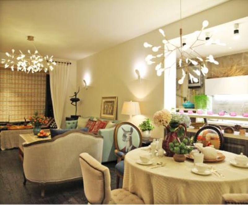 一个中式复古的电视柜和边柜
两把简欧的沙发
一张现代的茶几
一盏极为带有装饰效果的现代吊灯