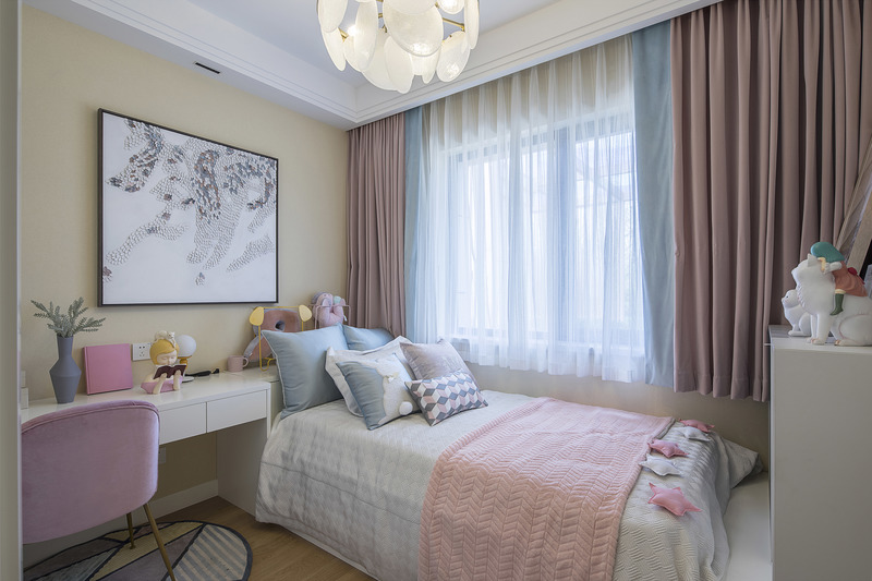小孩房是粉色为基调的少女的闺房，花瓣的吊顶、粉色的床罩及甲壳虫椅子的搭配使用，让空间充满了少女的气息。