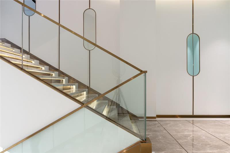 利落的直线，光泽的表面，大面的留白扩充视觉效果，晶莹剔透的玻璃镜折射出Tiffany蓝的风采，似有似无，朦胧缥缈，融合现代的简洁风格和趣味元素，以一种有趣的视角，重新定义楼梯间的形态。