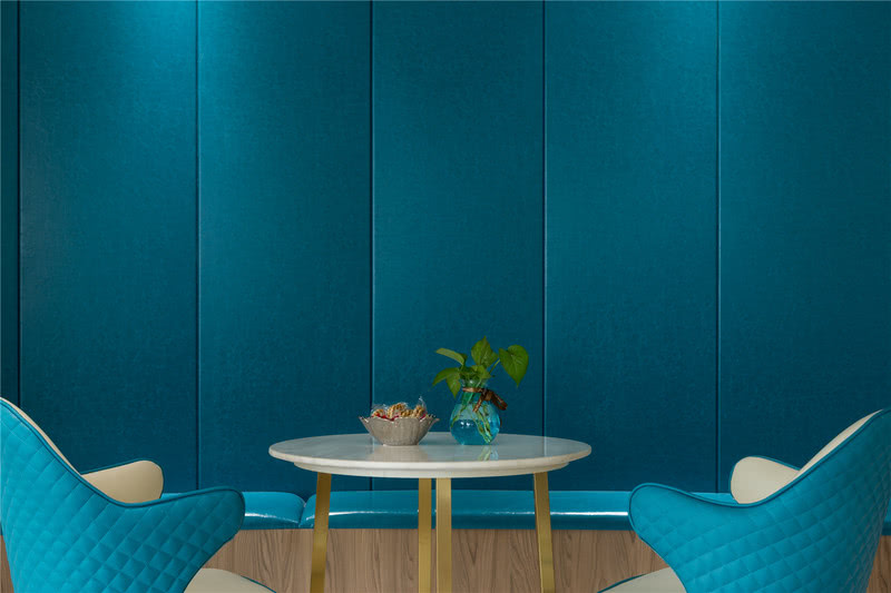 因为是专注女性空间，设计师用色非常大胆，试图诠释一个专属于女性的美丽天堂，选用代表永恒的Tiffany蓝作为整体的背景色，再搭配蓝白相间的桌椅，用简单的陈设传达丰富的效果，让人流连忘返...