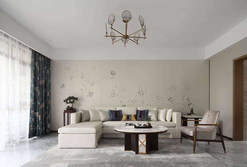 光泽细腻的皮质沙发、高贵典雅的沙发抱枕、低调精致的艺术盆景，与空间氛围和谐呼应。古铜色的单人椅、花器作为点缀色，又与大面积的白形成冷暖对比。家具的组合及明暗有序的色彩，就此为简约空间增添了独特的层次感。