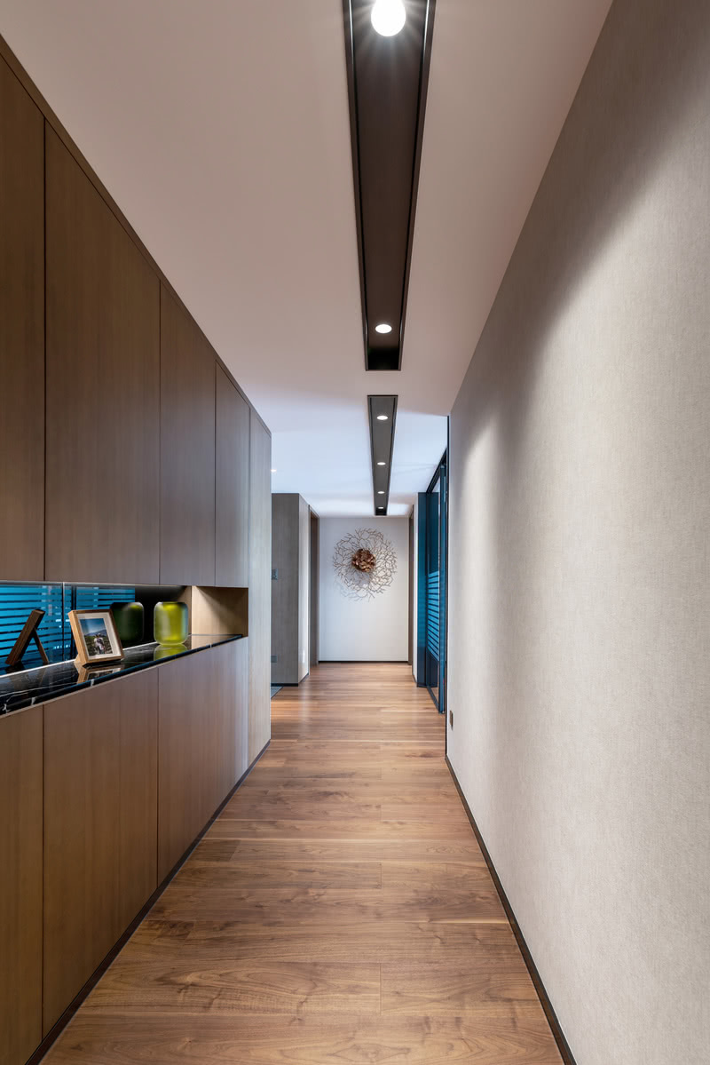 走廊空间利用亚麻壁纸与影木一起，形成柔和而雍容的质感。