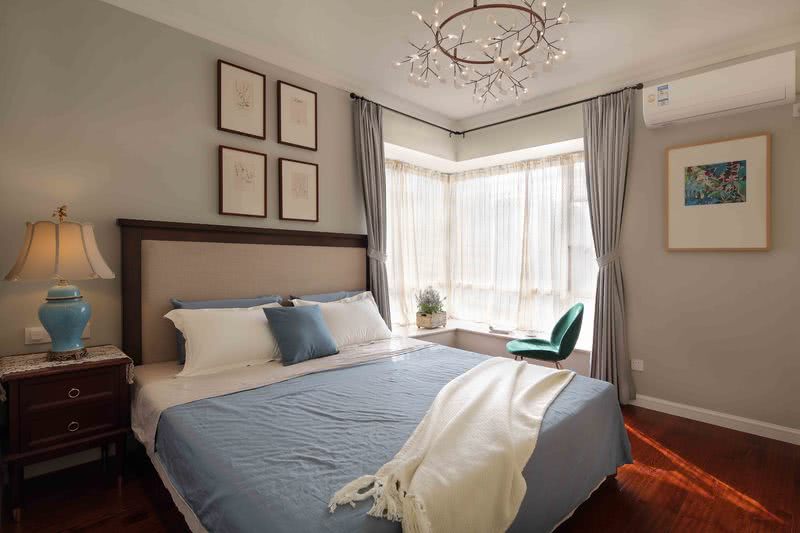 经典的美式实木床搭配极具质感的高级床品，给空间增添了些许品质感，简而精的家具，素而雅的配色，缱绻舒适的卧室氛围铺垫的恰到好处，在自然中流露生活纯粹的。
