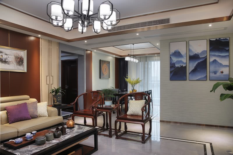 客厅家私采用明式家私，墙面用米色硬包加以中国元素点缀，再用不锈钢的天花勾线，轮廓清晰。