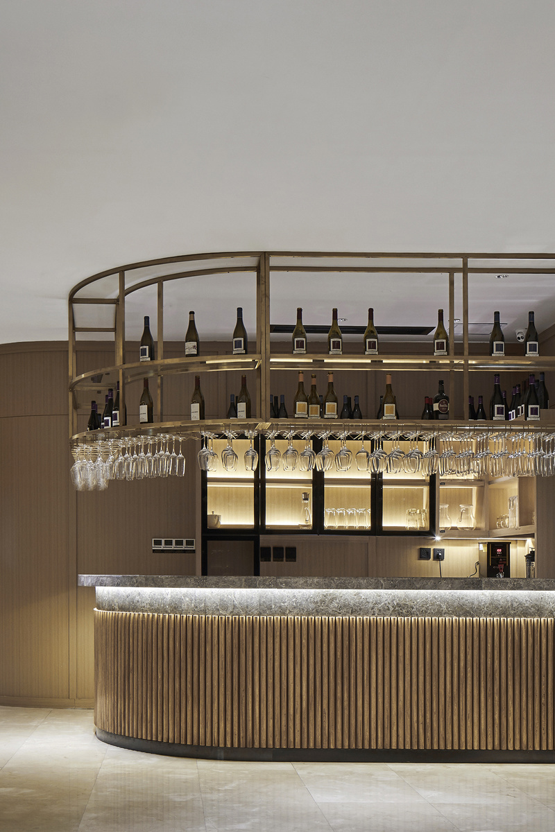 红酒与创意川菜的搭配是拔萃的最大特色，打破了红酒配西餐的格局，入口最显眼的地方，设计了恒温恒湿的酒窖与调酒吧台。