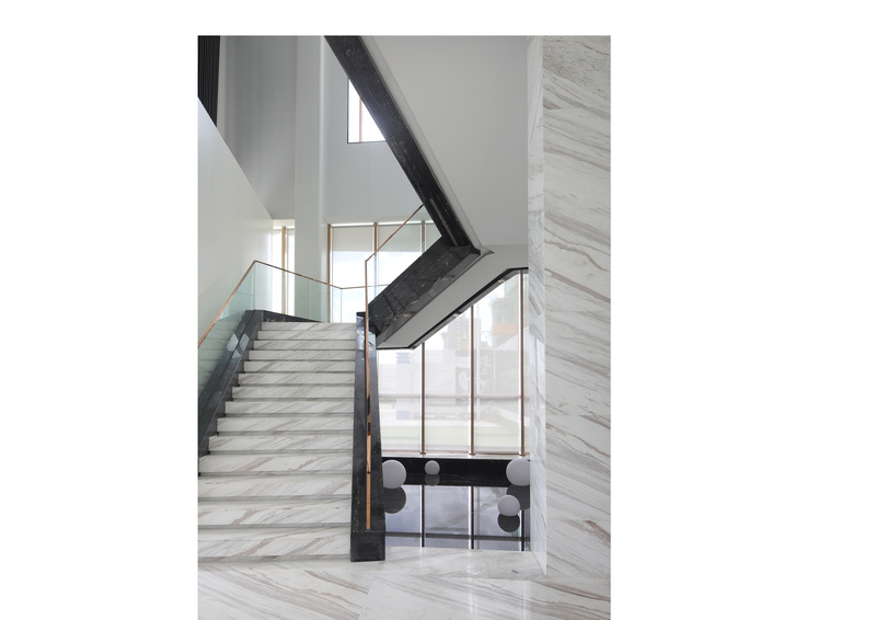 ▲楼梯处水池
确保了整体开阔性，同时构建了建筑室外的和谐关系，在楼梯下方设计水景的布置，在视觉上创造出镜面效果，强调了整体的艺术形态。
