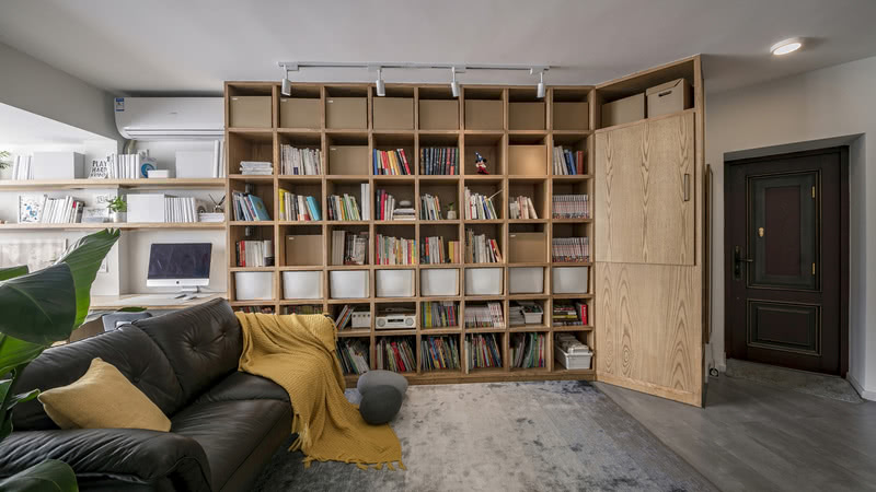 客厅没有按照常规的沙发茶几的格局布局，而是用一个双人位沙发作为半隔断，分割出来书房和客厅区域，小巧灵活可以随意摆放，随时将空间空出来，给小小J足够宽敞的活动空间。