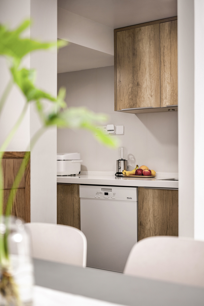 白色的墙面砖，让空间更宽敞明亮，餐厅的视觉延续。所有选择的厨房电器都是根据空间风格来的。款式简洁色彩简单。


