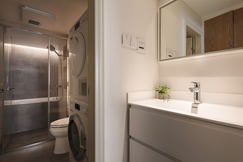 将洗衣机干衣机叠放在卫生间，节省空间。

