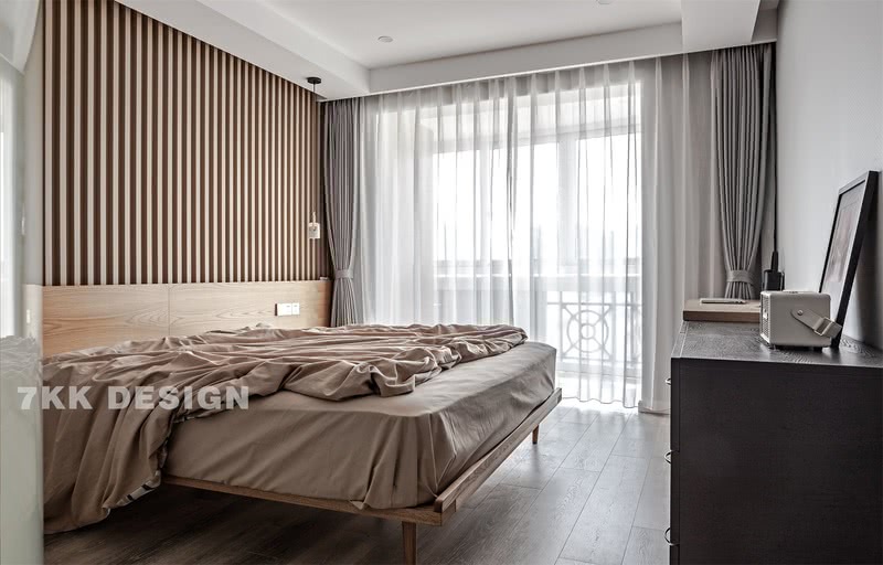 卧室原木色，白色，灰色做好的搭配，整体打造自然温馨舒适的睡眠环境。