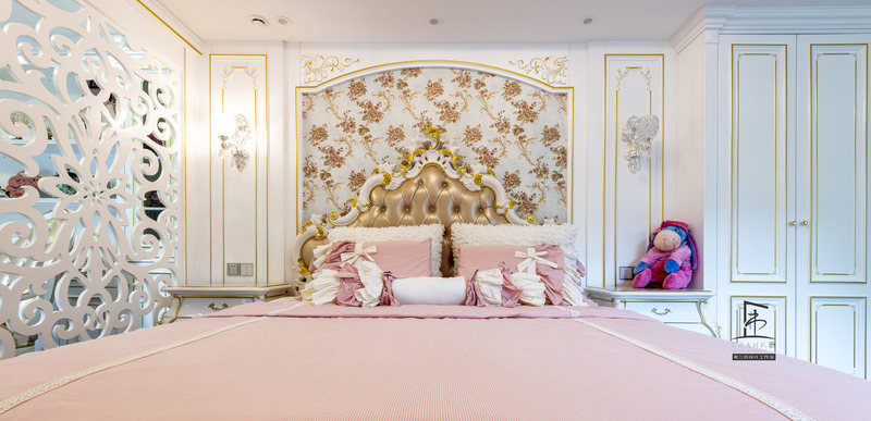 两种颜色不同主题的女儿房，一个是充满梦幻的蓝色，一个是可爱娇萌的粉色。搭配着白色的木作装饰，镶金线条的点缀的，让女孩们的卧室如梦如画。
邮件