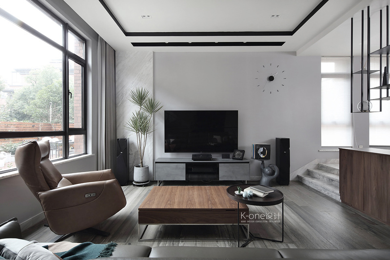 灰色的地板、沙发、电视柜搭配温暖的原木色加上少量黑色的家具点缀，打造出现代都市的新美学意境。