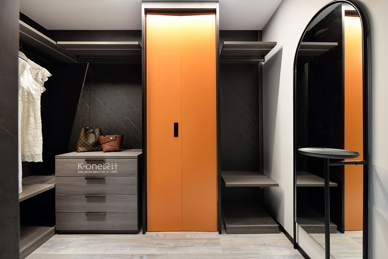 橘色的“嚣张”只在局部，作为业主最爱的颜色之一，因为它象征着温暖、生命力，将起居、会客空间连通在一起，在深沉、低调的灰色空间里旋转、跳跃。