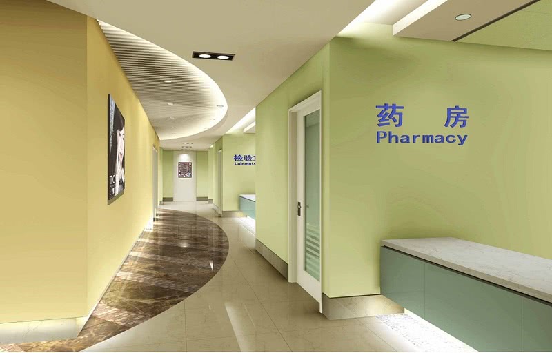 　　一、医院装修墙面材料的选择需要综合考虑功能、费用、造价、心理等多方面的因素进行选择。选择的同时要兼顾安全、环保、易维护性等。
　　二、医院墙面施工选用的传统材料有：
　　1、医院装修墙面涂料
　　传统的涂料虽然造价较低，但是在维护性上不是很好，在医院的环境中易于受到污染，不过新的具有抗菌功能和耐擦洗的抗菌涂料问世后，给医院墙面材料增加了新的选择;
　　2、医院装修墙面瓷砖
　　瓷砖造价比较经济，抗污染性和耐久性比较好，但是如果局部损坏后不容易修补;