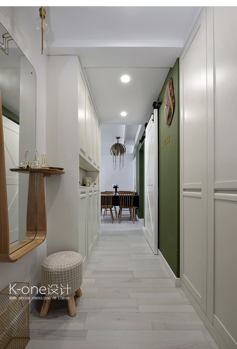 有时候设计不需要太冗杂，单调全白的空间里那抹绿色的墙，起到了很好的点睛效果，让家居生活更清新自然、舒适自在。